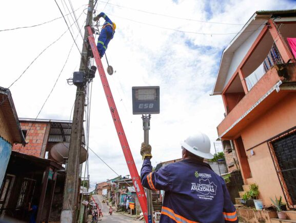 Iluminação em LED implantada pelo Governo do Amazonas já alcança metade de Tefé, avançando no interior