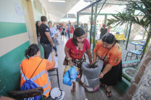 UGPE distribui cestas básicas para moradores da Comunidade da Sharp atingidos pelas chuvas de sábado