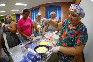 Imagem da notícia - Moradoras do Prosamim preparam ovos de chocolate para complementar renda na Páscoa
