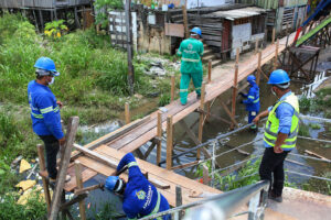 Imagem da notícia - Governo do Estado reforma pontes de acesso em área de intervenção do Prosamim no igarapé do 40